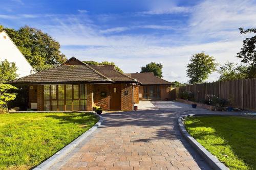 A szálláshely kívülről, Private Five Bedroom Bungalow in Chertsey in Runnymede