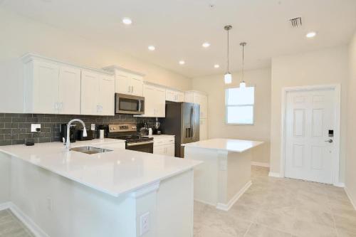 Spectacular 2 Bedroom Apartment In Spectacular Storey Lake Community Next To Disney! thumb 2