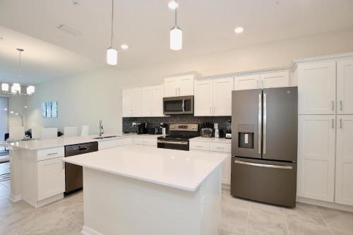 Spectacular 2 Bedroom Apartment In Spectacular Storey Lake Community Next To Disney! thumb 3