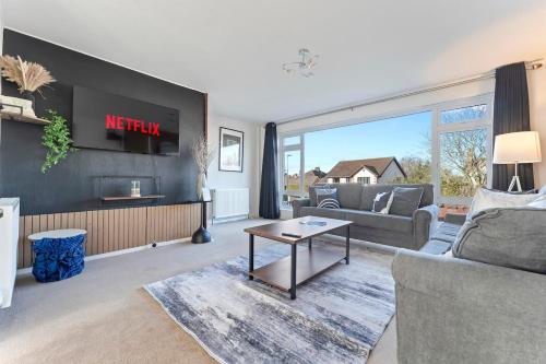 Comfy 4-Bed Stay, Sleeps 6, Contractors & Wi-Fi, Long-term stays gîte à louer Winfield Hospital