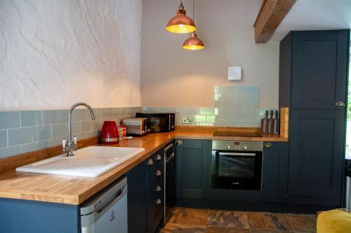 Viesnīcas āriene, Rustic Couples Retreat I Hot Tub I Private Estate in Bryngwran