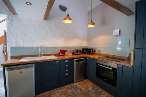 Viesnīcas āriene, Rustic Couples Retreat I Hot Tub I Private Estate in Bryngwran