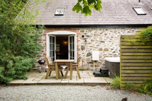 Viesnīcas āriene, Rustic Couples Retreat I Hot Tub I Private Estate in Bryngwran