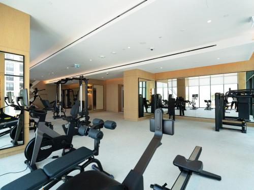 Modern Neoclassical 1BR - Berkeley Place Dubai, Dubai (foto 4)
