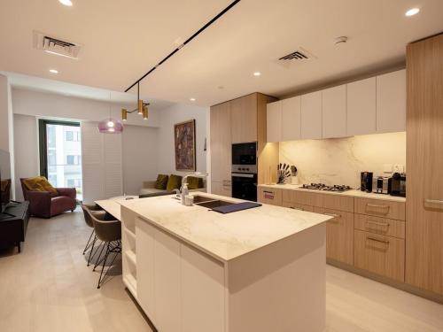 Modern Neoclassical 1BR - Berkeley Place Dubai, Dubai (foto 6)