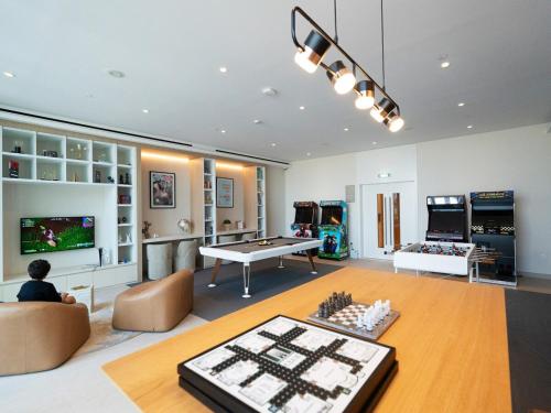 Modern Neoclassical 1BR - Berkeley Place Dubai, Dubai (foto 7)