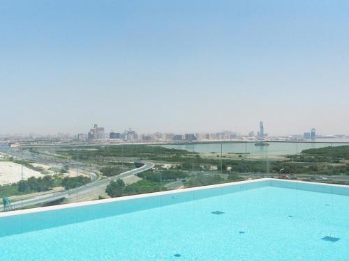 Modern Neoclassical 1BR - Berkeley Place Dubai, Dubai (foto 8)