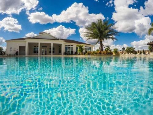 3 Bedroom Townhouse In Luxury Resort, Sleeps 8, 10 Min To Disney! in Kissimmee, USA