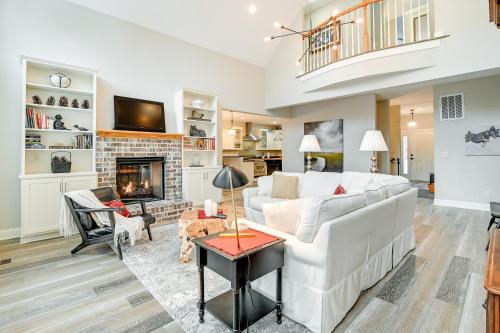 Expansive Georgetown Home with Decks and Fire Pit! in Georgetown, USA
