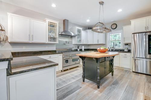 Expansive Georgetown Home with Decks and Fire Pit! in Georgetown, USA