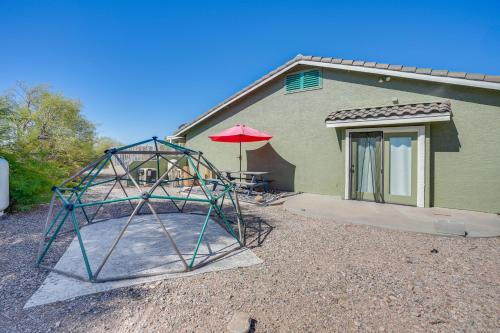 Backyard Oasis and Hot Tub Mtn-View Wickenburg Home in Wickenburg