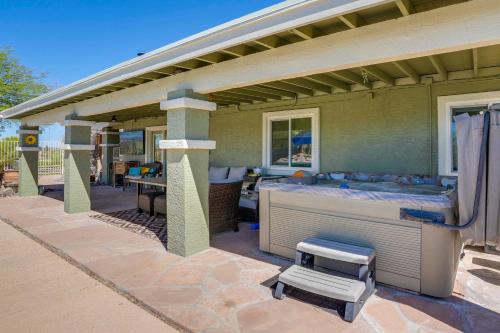 Backyard Oasis and Hot Tub Mtn-View Wickenburg Home in ويكنبرغ_أريزونا