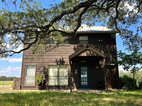 Private cabin on 100 scenic acres with balcony views