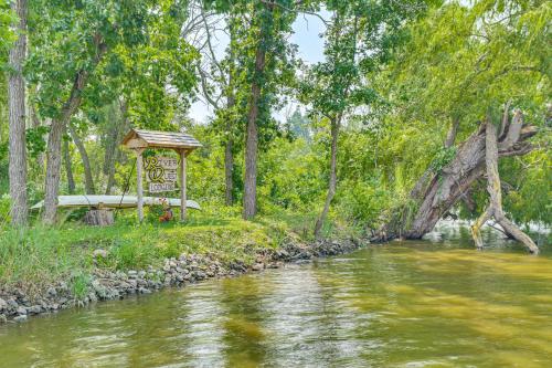 Jefferson Riverfront Retreat with Patio and Fire Pit! in Jefferson, USA