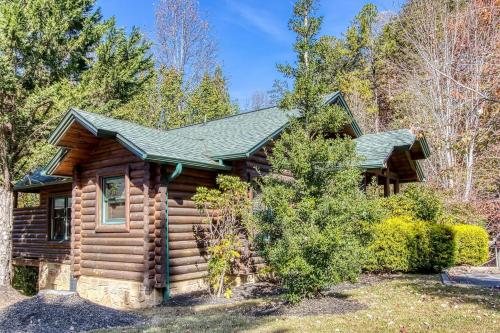 Dog Friendly, Romantic Mtn Getaway Hot Tub Pool in Gatlinburg, USA
