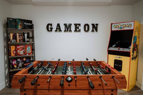 Red Rocks - Game Room - Projector - Ev in Wheat Ridge, USA