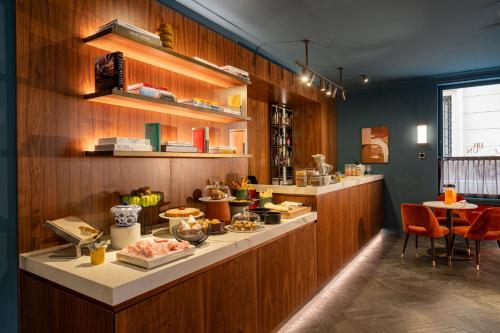 Essen und Erfrischungen, Hotel Brun near Fontana del Nettuno