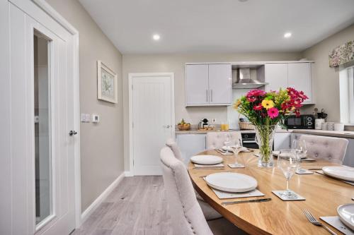 Oprema, Ardenlee House 4 Bedroom WeStay Belfast Short Lets And Serviced Accommodations in Revallagh