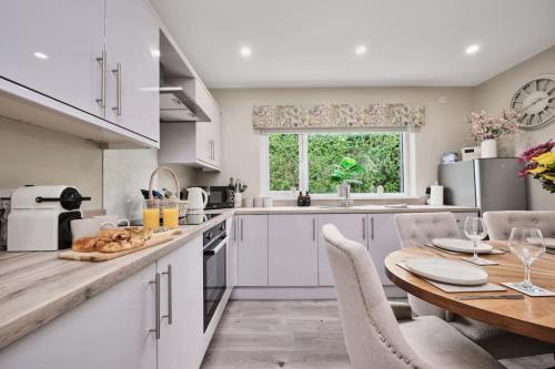 kuhinja, Ardenlee House 4 Bedroom WeStay Belfast Short Lets And Serviced Accommodations in Revallagh
