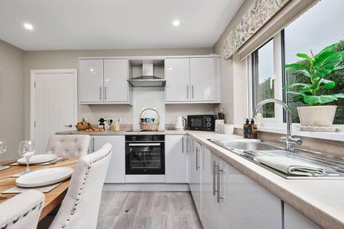 kuhinja, Ardenlee House 4 Bedroom WeStay Belfast Short Lets And Serviced Accommodations in Revallagh