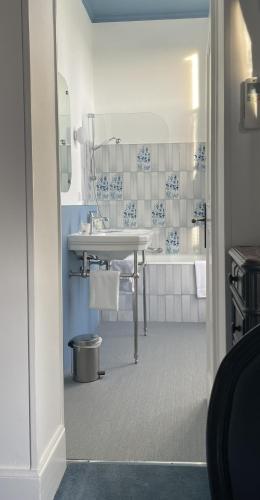 room detail thumbnail 1
