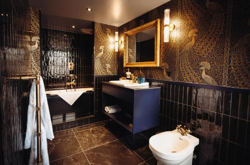 room detail thumbnail 2