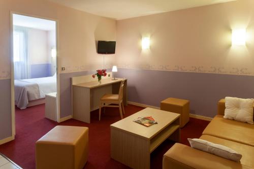 The Originals City Hôtel Le Lion d'Or Chinon (Inter-Hotel) - image 7
