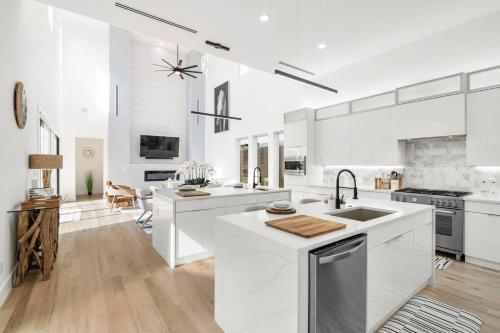 Dallas Luxury Modern House by Dallas Love Airport in University Park