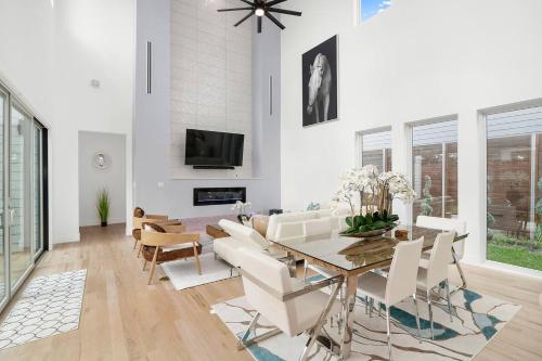 Dallas Luxury Modern House by Dallas Love Airport in University Park