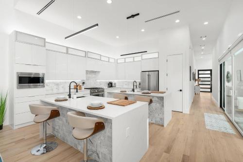 Dallas Luxury Modern House by Dallas Love Airport in University Park