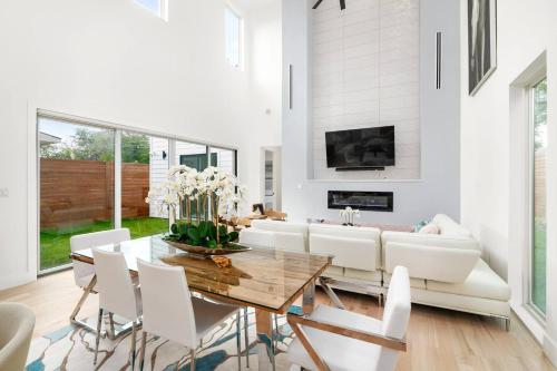 Dallas Luxury Modern House by Dallas Love Airport in University Park