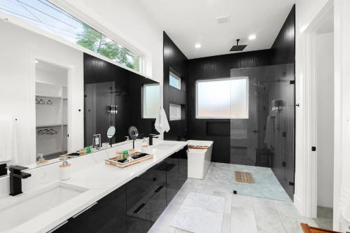 Dallas Luxury Modern House by Dallas Love Airport in University Park