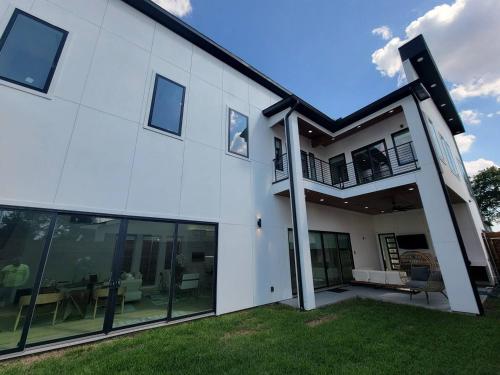 Dallas Luxury Modern House by Dallas Love Airport in University Park