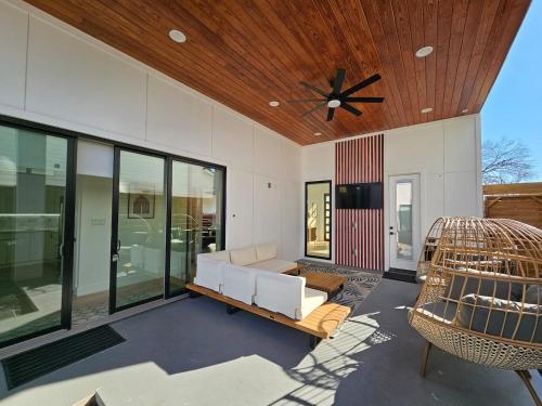 Dallas Luxury Modern House by Dallas Love Airport in University Park