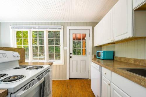 Cozy cottage among trees - close to PDX - image 13