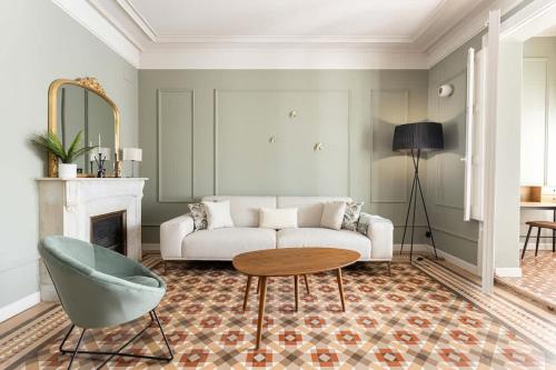Spacious Stylish 4-bedroom Modernist Apartment, Barcellona