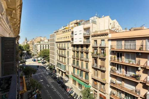 Spacious Stylish 4-bedroom Modernist Apartment, Barcelona
