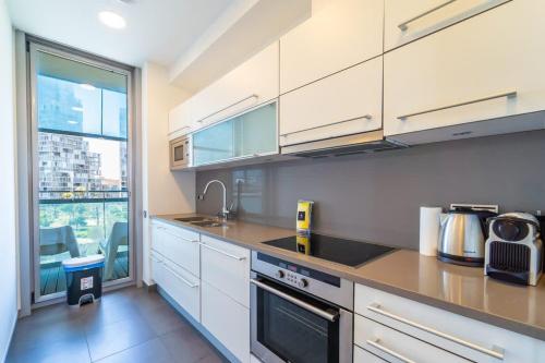 Unique Rentals-Seafront Luxe Suites - image 5