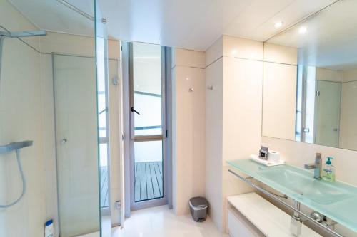 Unique Rentals-Seafront Luxe Suites - image 9