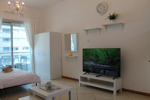 Studio apartment walking distance to metro and beach in Marina, Dubaï (photo 8)