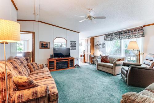 Solberg Lake House Dock, Deck and Stunning Views! in Phillips