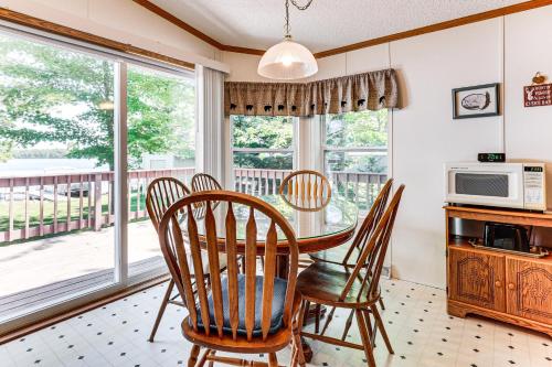 Solberg Lake House Dock, Deck and Stunning Views! in Phillips