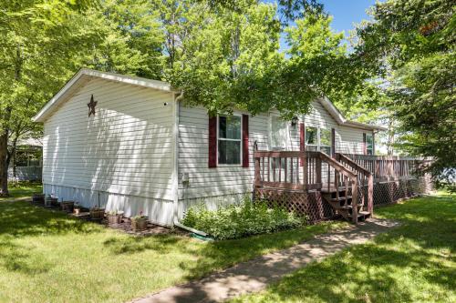 Solberg Lake House Dock, Deck and Stunning Views! in Phillips