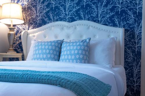 1 queen bed, 1 sofa bed