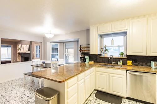 Кухня, Texas Escape with pool & office in Херст