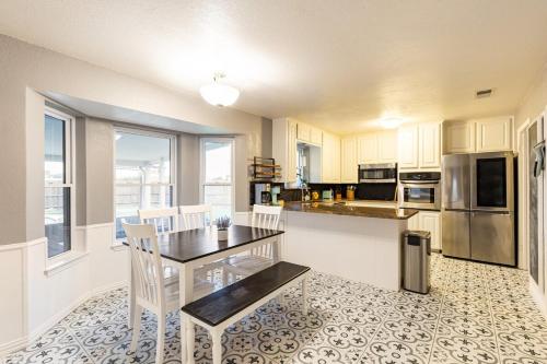 Удобства, Texas Escape with pool & office in Херст