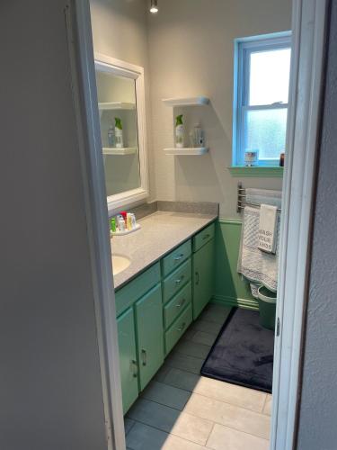 Ванная комната, Texas Escape with pool & office in Херст