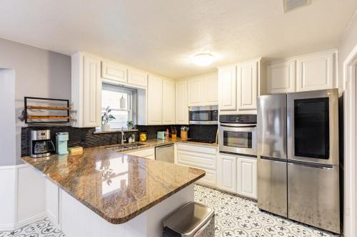 Кухня, Texas Escape with pool & office in Херст