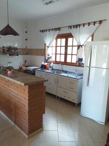 Kitchen, Casa com piscina e quadra in Parelheiros