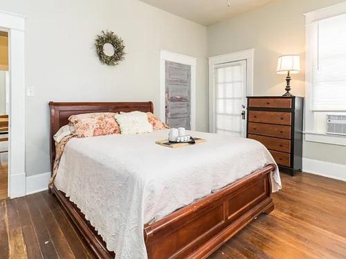 Adorable 2 Bed,1 Bath Retreat Near Baylor Hospital